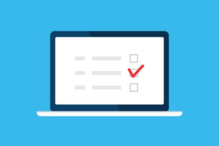 Formularz na ekranie laptopa z zaznaczonym polem wyboru zgody — ilustracja do artykułów o zgodach i klauzulach informacyjnych RODO